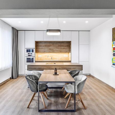 Chalupku - Luxurious Apartment 70M2 In Direct Centrum With Parking Included, Air-Conditioned, Balcony, Quiet Sleep, Best In Town Banská Bystrica Esterno foto