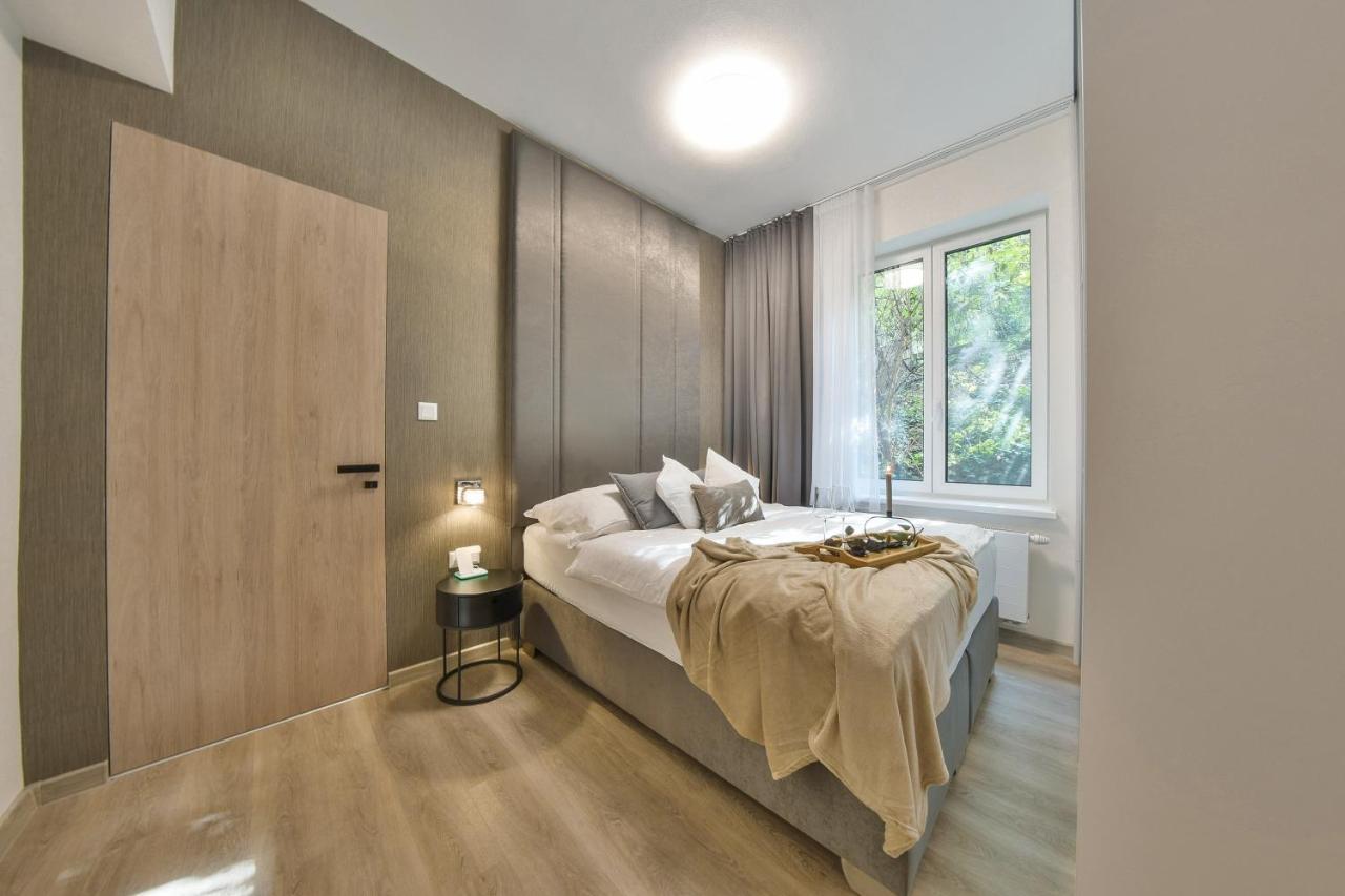 Chalupku - Luxurious Apartment 70M2 In Direct Centrum With Parking Included, Air-Conditioned, Balcony, Quiet Sleep, Best In Town Banská Bystrica Esterno foto