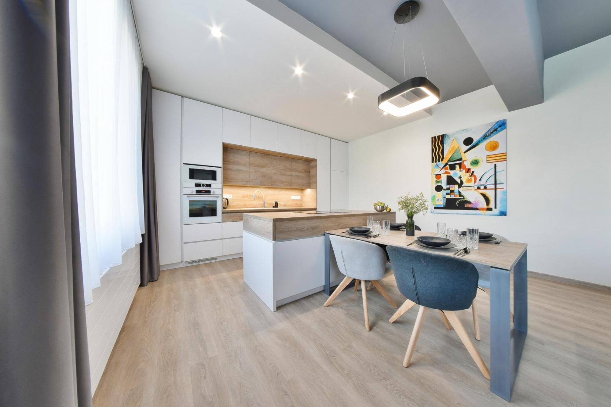 Chalupku - Luxurious Apartment 70M2 In Direct Centrum With Parking Included, Air-Conditioned, Balcony, Quiet Sleep, Best In Town Banská Bystrica Esterno foto