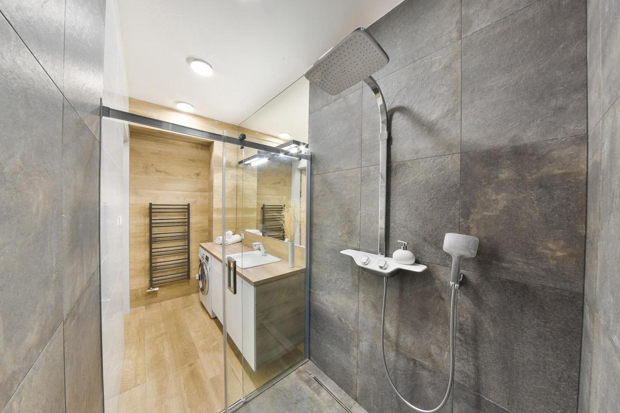 Chalupku - Luxurious Apartment 70M2 In Direct Centrum With Parking Included, Air-Conditioned, Balcony, Quiet Sleep, Best In Town Banská Bystrica Esterno foto