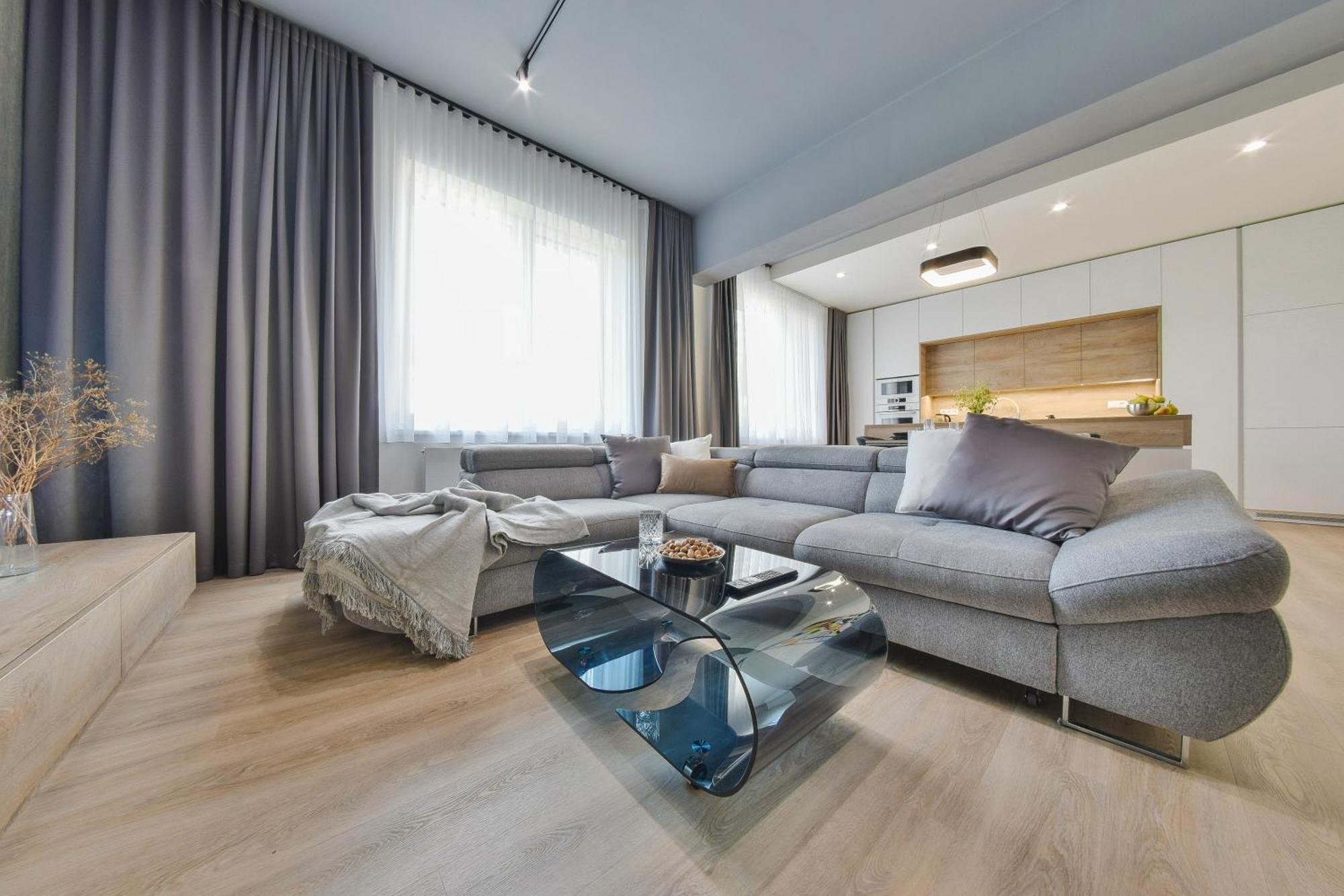 Chalupku - Luxurious Apartment 70M2 In Direct Centrum With Parking Included, Air-Conditioned, Balcony, Quiet Sleep, Best In Town Banská Bystrica Esterno foto