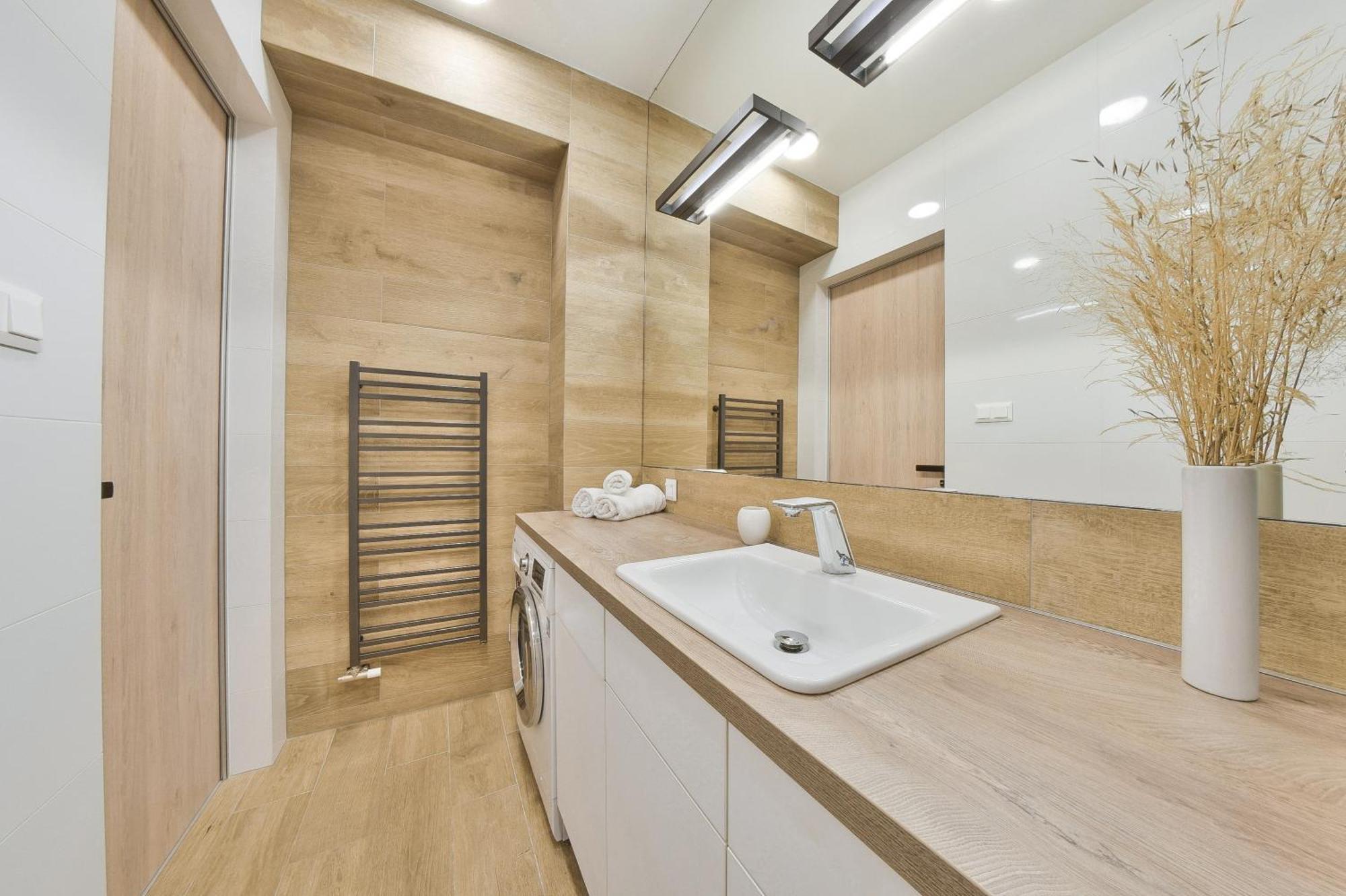 Chalupku - Luxurious Apartment 70M2 In Direct Centrum With Parking Included, Air-Conditioned, Balcony, Quiet Sleep, Best In Town Banská Bystrica Esterno foto