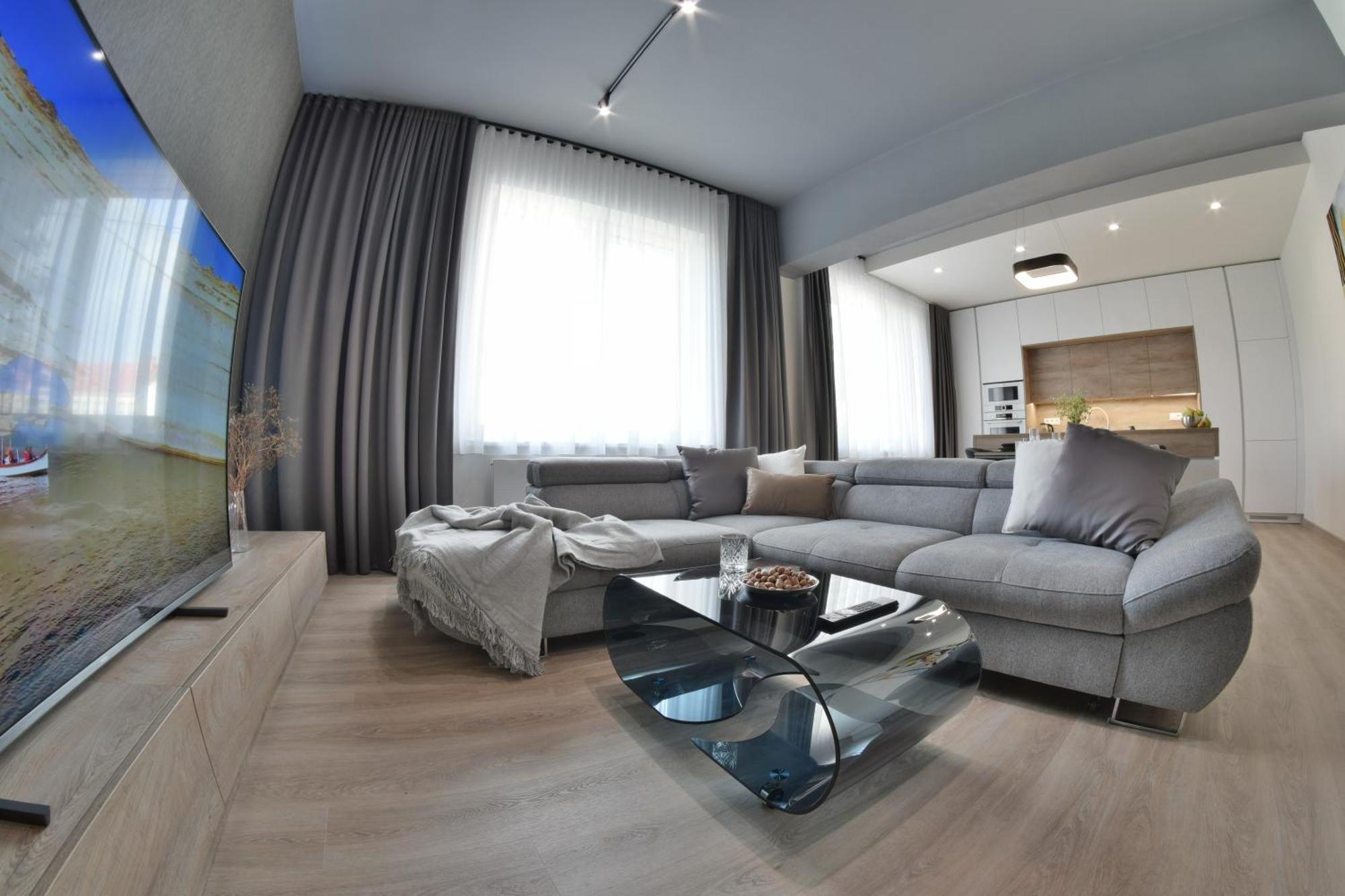 Chalupku - Luxurious Apartment 70M2 In Direct Centrum With Parking Included, Air-Conditioned, Balcony, Quiet Sleep, Best In Town Banská Bystrica Esterno foto