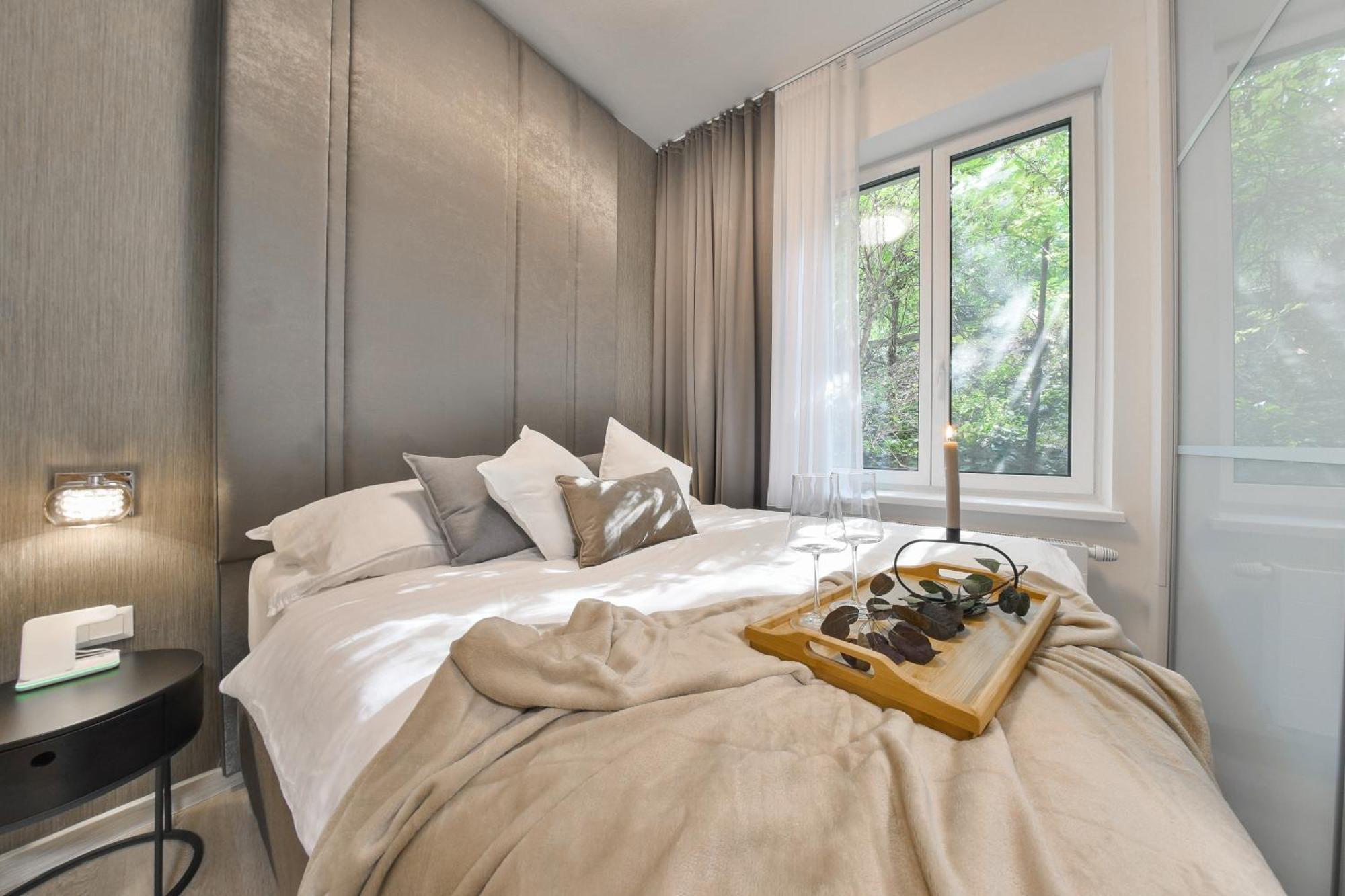 Chalupku - Luxurious Apartment 70M2 In Direct Centrum With Parking Included, Air-Conditioned, Balcony, Quiet Sleep, Best In Town Banská Bystrica Esterno foto
