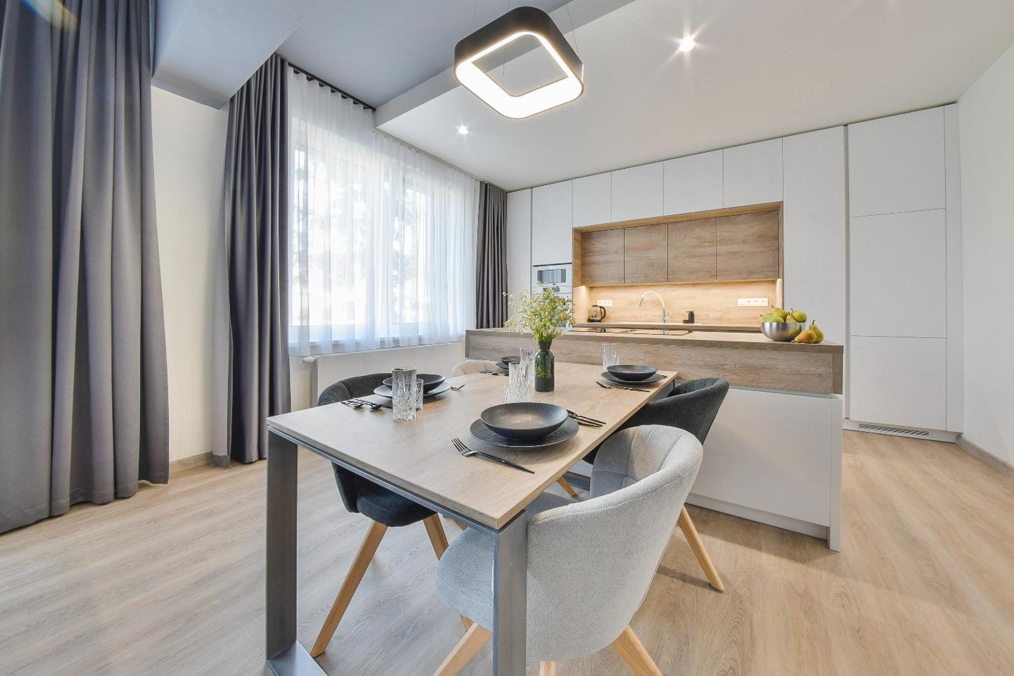 Chalupku - Luxurious Apartment 70M2 In Direct Centrum With Parking Included, Air-Conditioned, Balcony, Quiet Sleep, Best In Town Banská Bystrica Esterno foto