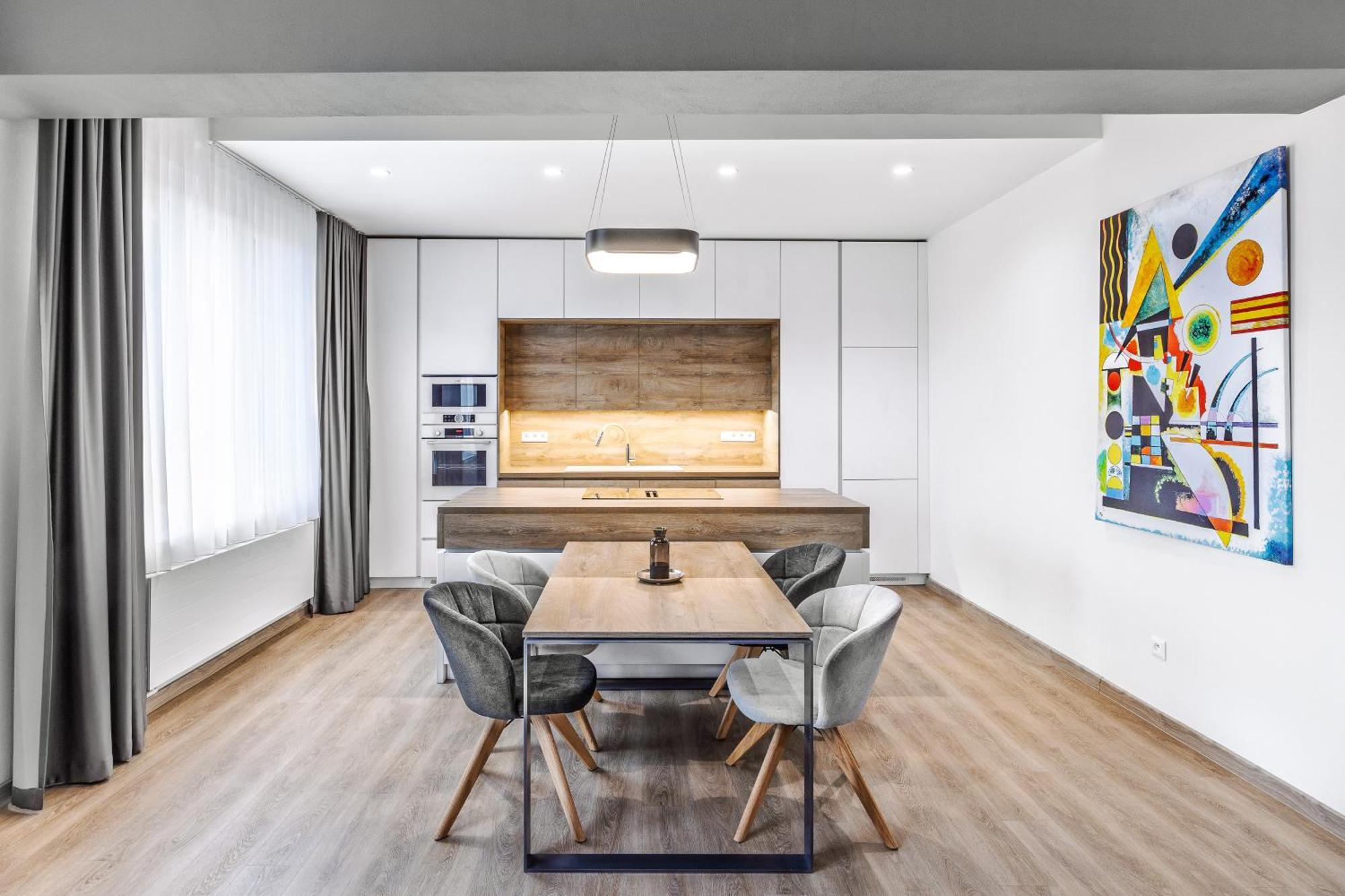 Chalupku - Luxurious Apartment 70M2 In Direct Centrum With Parking Included, Air-Conditioned, Balcony, Quiet Sleep, Best In Town Banská Bystrica Esterno foto